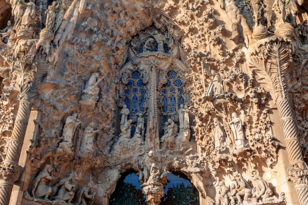 Gaudi Tour with Sagrada, House Visit &amp; Park Guell PRD38460 image 1