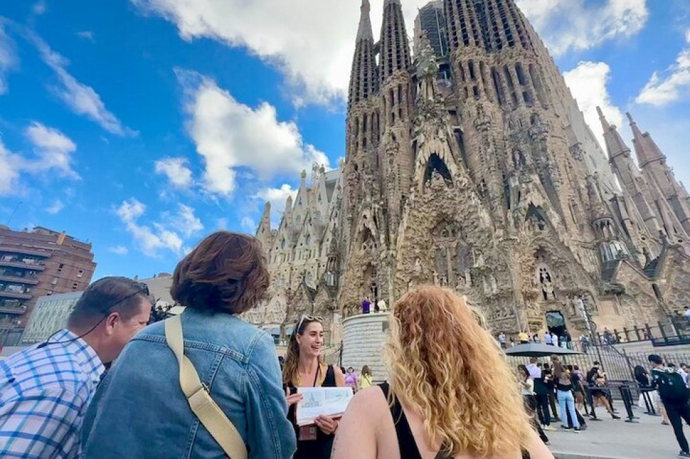 Barcelona in a Day Tour with Gothic Quarter, Park Gell and Sagrada Familia PRD66099